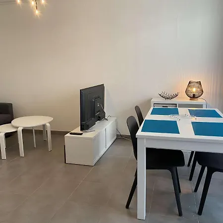 Climatise 4 Couchages Avec Terrasse Et Parking Securise A Antibes, Proche Port Et - Fr-1-252-180 *